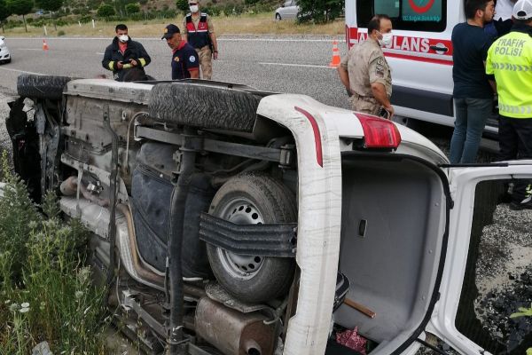 Hafif ticari araç şarampole devrildi