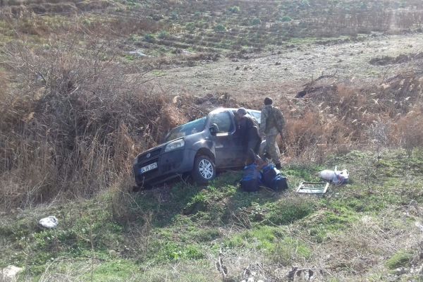 Hafif ticari araç şarampole uçtu: 1 yaralı