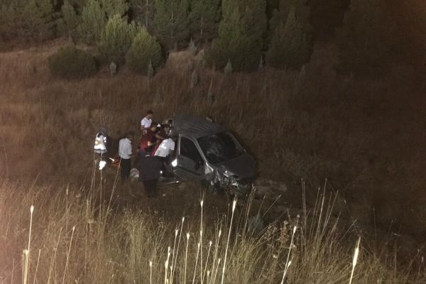 Hafif ticari araç şarampole yuvarlandı: 1 ölü, 2 yaralı