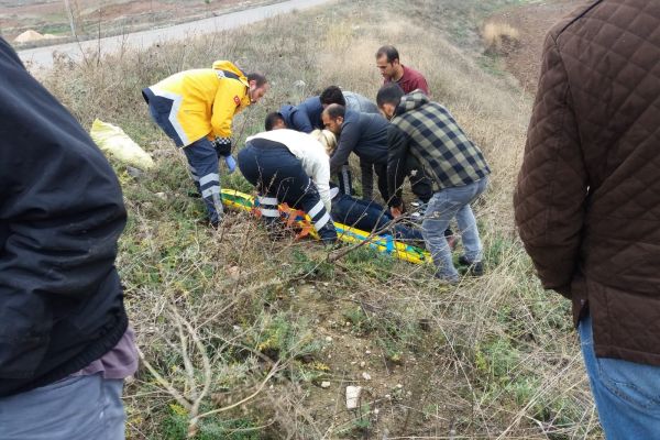 Hafif ticari araç şarampole yuvarlandı: 1 yaralı
