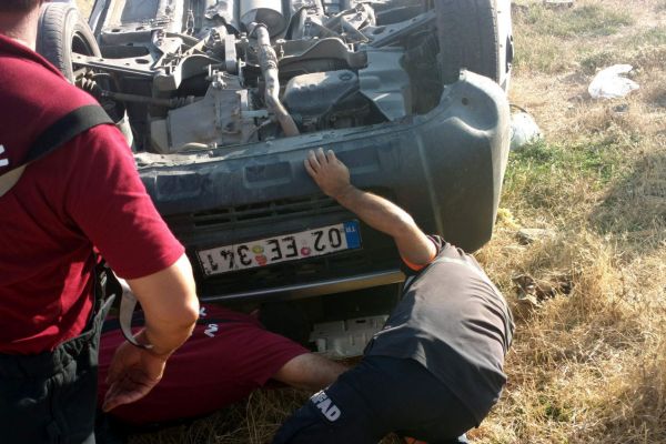 Hafif Ticari Araç Şarampole Yuvarlandı: 3 Yaralı