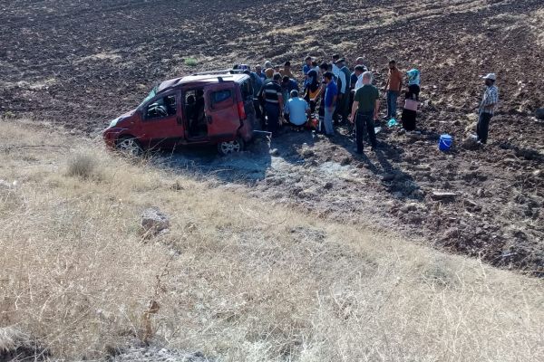 Hafif ticari araç şarampole yuvarlandı: 4 Yaralı