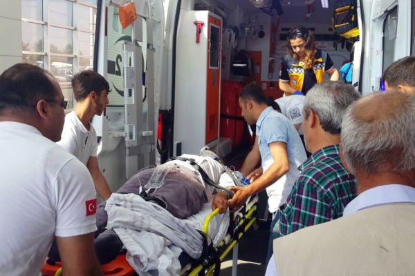 Hafif Ticari Araç Şarampole Yuvarlandı: 4 Yaralı