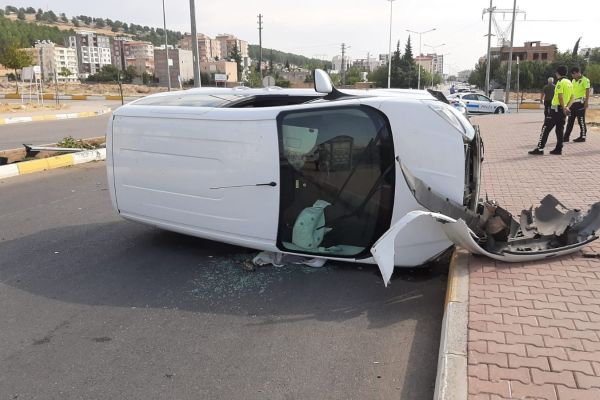 Hafif ticari araç takla attı: 2 yaralı