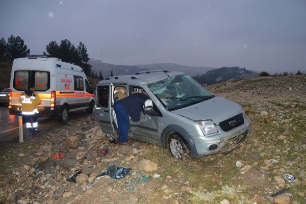 Hafif ticari araç takla attı: 3 yaralı