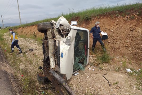 Hafif ticari araç takla attı: 4 Yaralı