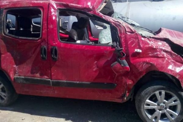 Hafif ticari araç takla attı: 4 yaralı