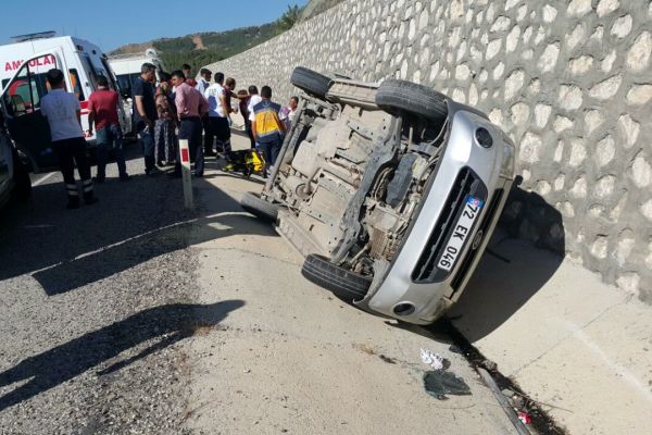 Hafif ticari araç takla attı: 6 yaralı