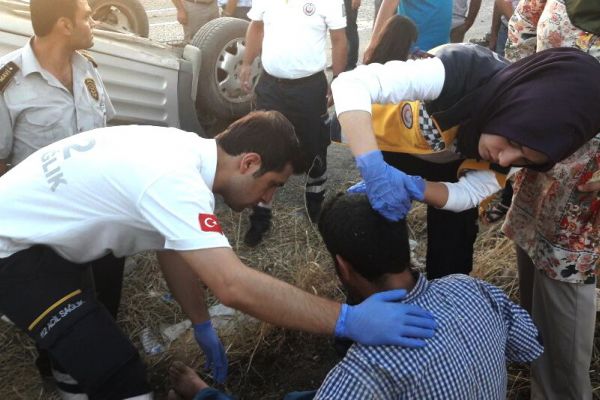 Hafif ticari araç takla attı