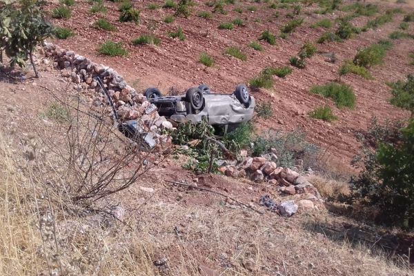 Hafif ticari araç tarlaya uçtu: 1 yaralı