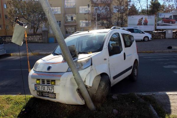 Hafif Ticari Araç Trafik Lambasına Çarptı