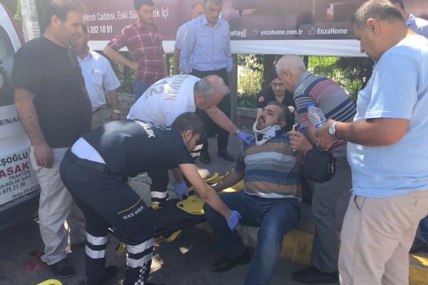 Hafif ticari araç yayaya çarptı: 1 Yaralı