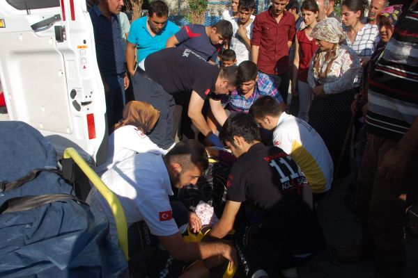 Hafif ticari araç yayaya çarptı: 1 yaralı
