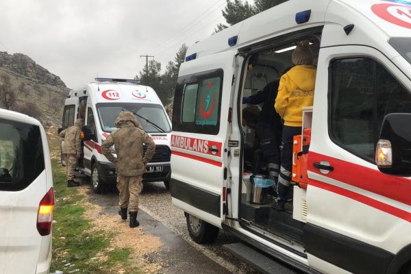 Hafif ticari araç yoldan çıktı: 3 Yaralı