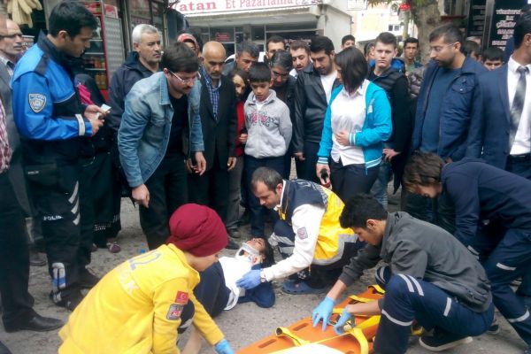 Hafif Ticari Aracın Çarptığı Lise Öğrencisi Yaralandı