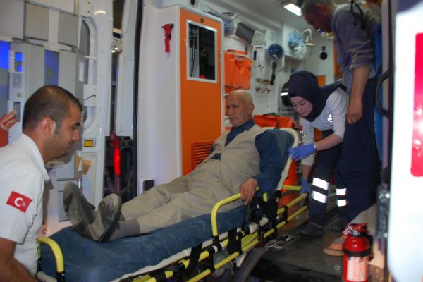 Hafif Ticari Araçla Otomobil Çarpıştı: 4 Yaralı