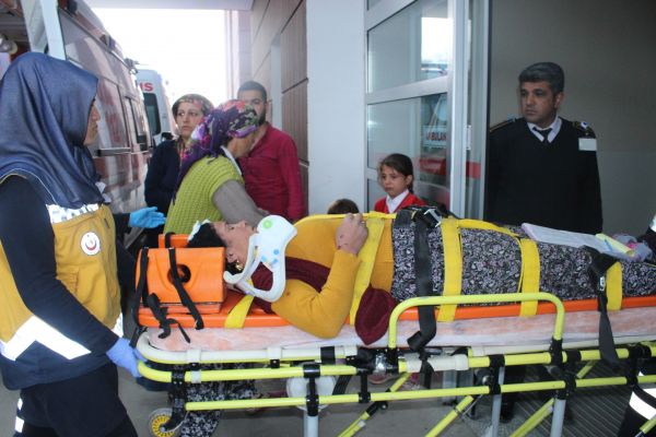 Hafif ticari araçla otomobil çarpıştı: 5 yaralı