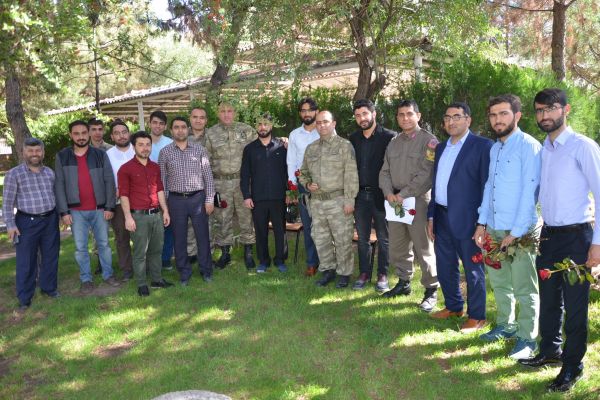 Hafızlar Gül Dağıttı