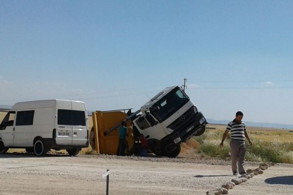 Hafriyat Döken Kamyon Devrildi