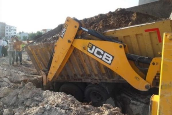 Hafriyat kamyonu çukura düştü
