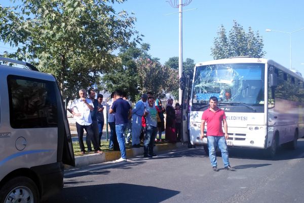 Halk Otobüsüyle Hafif Ticari Araç Çarpıştı