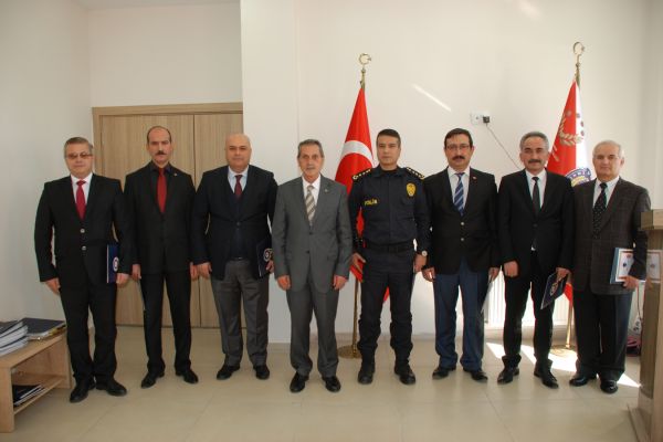 Halkın gönlüne taht, suçlulara korku salan müdür ve ekibi ödüllendirildi