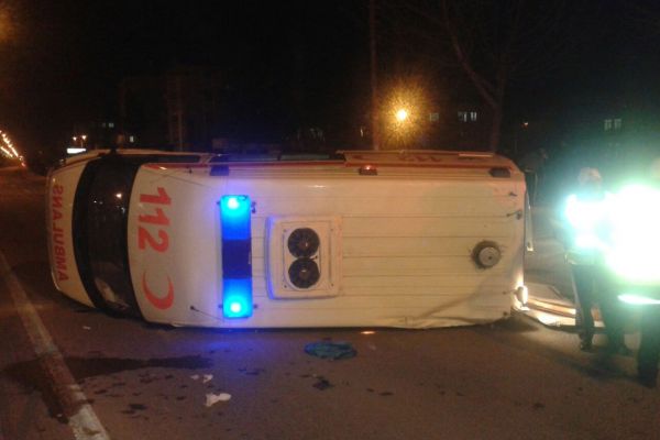 HASTA TAŞIYAN AMBULANS KAZA YAPTI: 5 YARALI