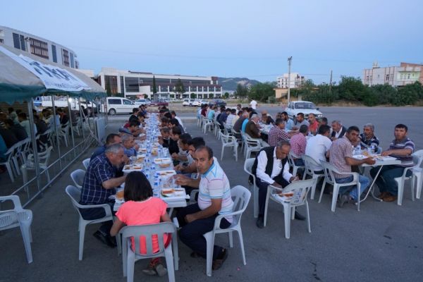 Hasta yakınları iftar çadırından faydalanıyor