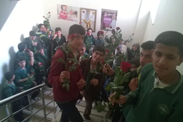 HASTALAR GÜLLERLE SEVİNDİRİLDİ