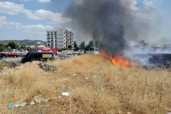 Hastane yakınında korkutan yangın