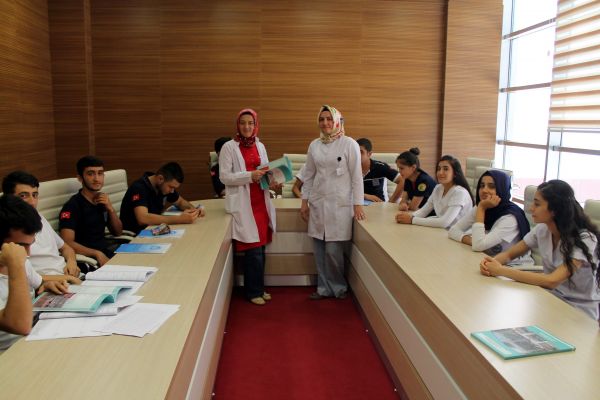 Hastanede Staj Gören Öğrencilere Eğitim Veriliyor