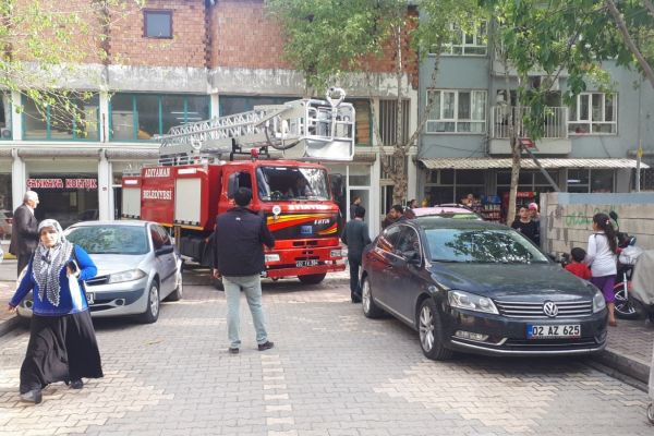 Hatalı araç parkları itfaiye ekiplerine geçit vermedi