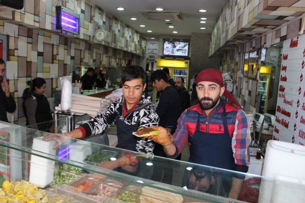 Havaların soğuması çiğ köfte satışlarını artırdı