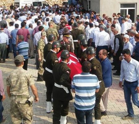 Hayatını kaybeden asker toprağa verildi