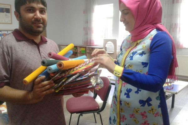 Hayırsever iş adamından öğrencilere kırtasiye yardımı