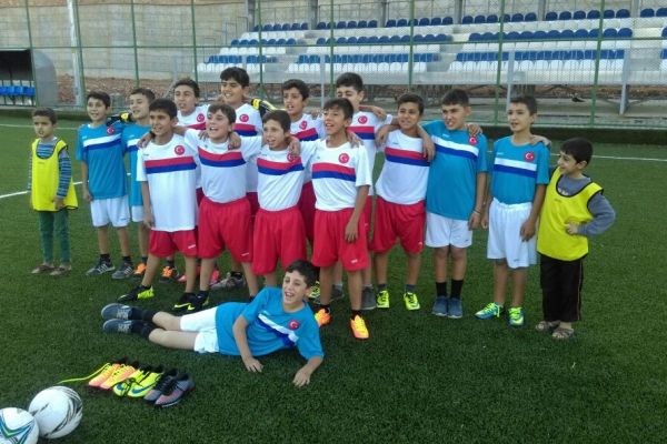 Hayırsever vatandaşlardan mahalle çocuklarına spor malzemesi