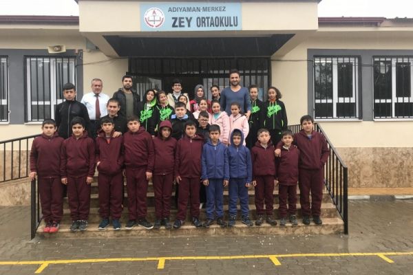 Hayırseverlerden öğrencilere eşofman yardımı