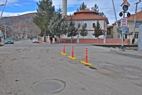 Hemzemin Geçide Yol Bölüm Dubaları Yerleştirildi