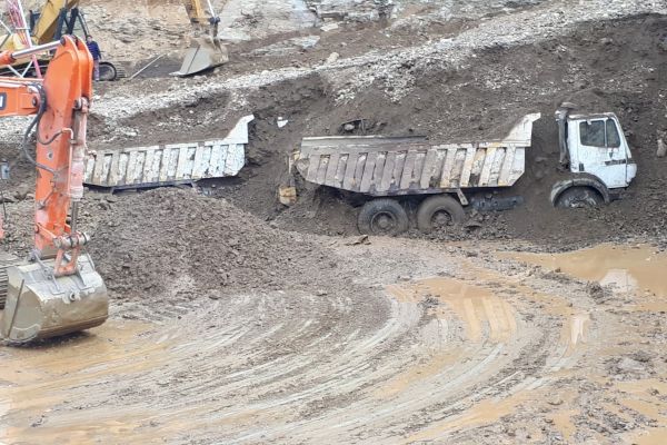 Heyelanın yuttuğu iş makineleri toprak altından çıkarılıyor