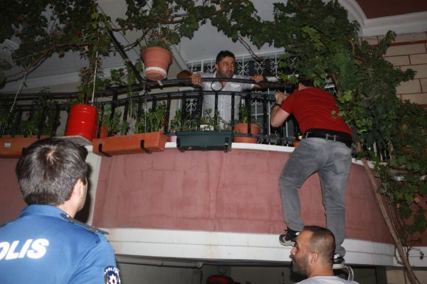 'Hırsız içeride' ihbarı polisi balkona tırmandırdı