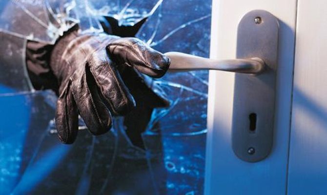 Hırsızlar girdiği ikametten çaldıkları paralarla ayrıldı