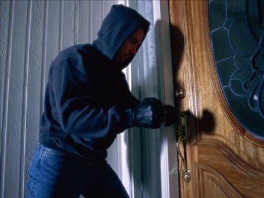 HIRSIZLIK YAPAN ÇOCUKLAR GÜVENLİK KAMERASINA YAKALANDI