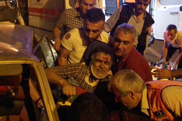 Hızını alamayan sürücü otomobile çarptı: 2 yaralı