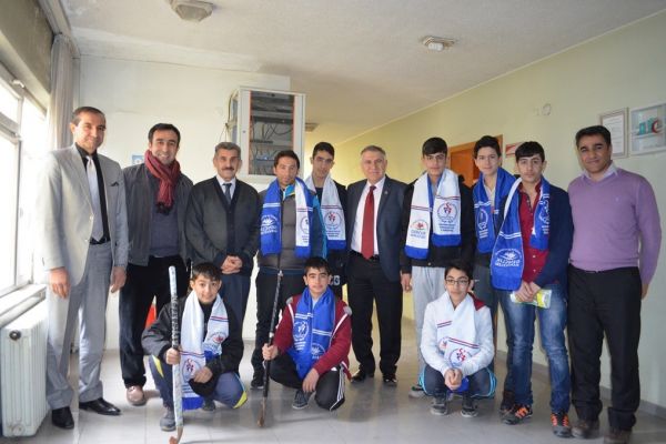 Hokey Sporcularına Malzeme Desteği