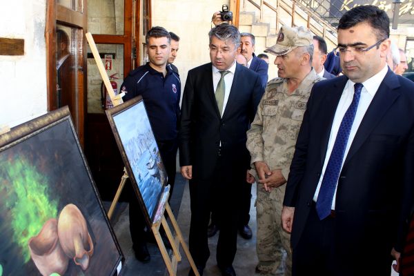 Hükümlülerin el emeği göz nuru eserler sergilendi