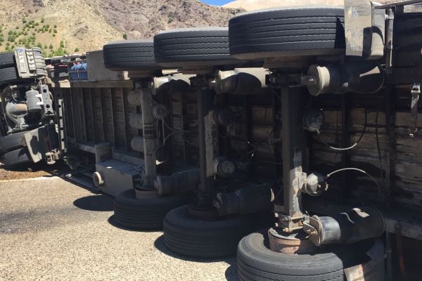 Hurda yüklü tır yan yattı