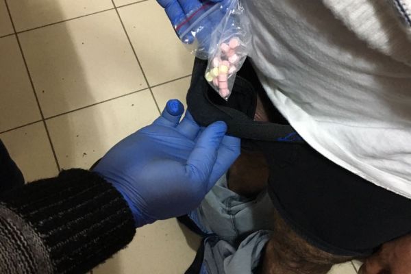 İç çamaşırına yaptırdığı özel cepten uyuşturucu çıktı