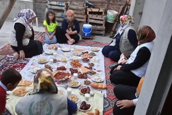 İHH Gönüllüleri Yetim Çocuklarla İftar Açıyor