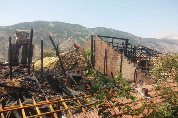 İkamette çıkan yangın evi kullanılamaz hale getirdi