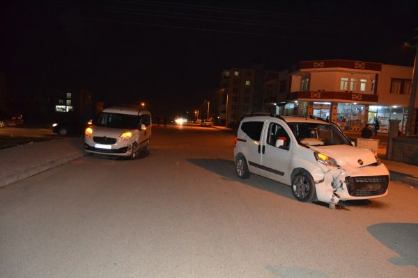 İki hafif ticari araç çarpıştı: 1 yaralı